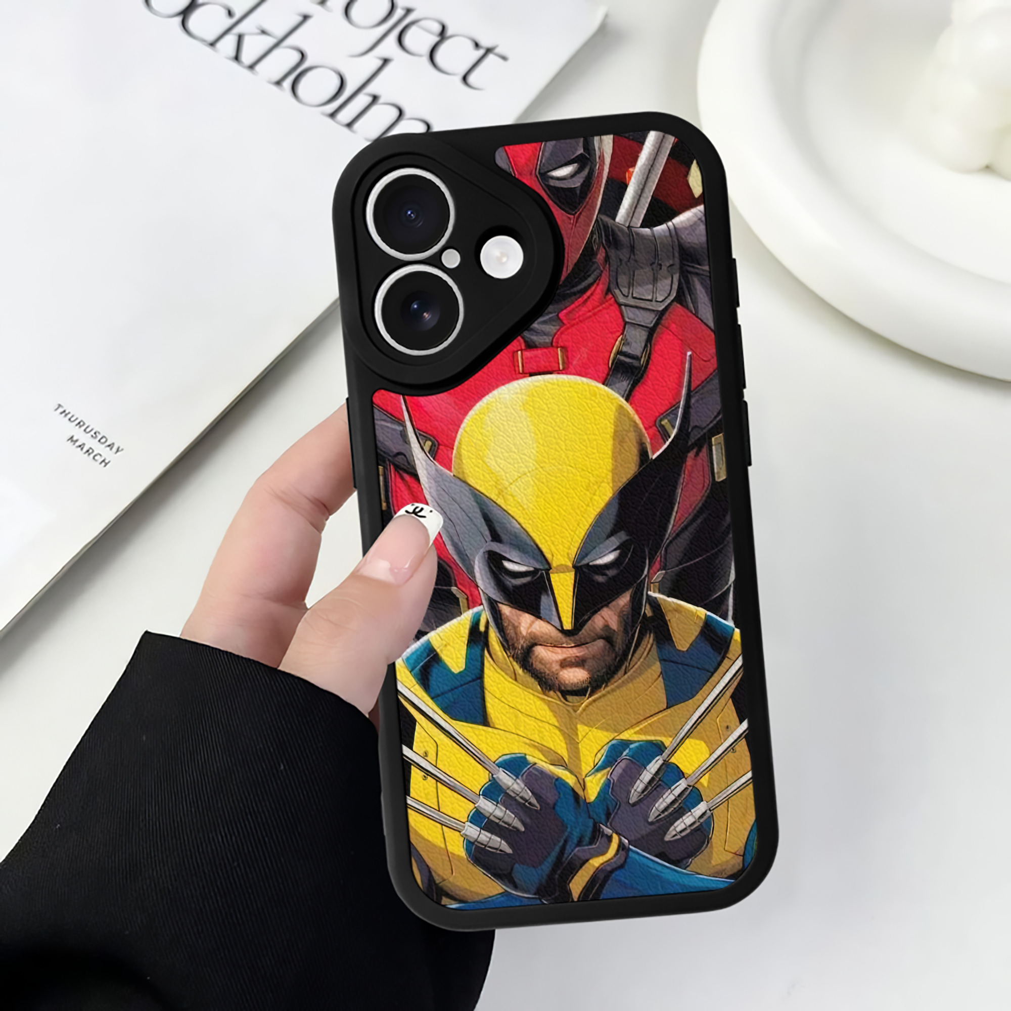 （画像用） Deadpool デッドプール 【iPhone 16シリーズ対応】シリコンスマホケース（レザー調） 材質：シリコン